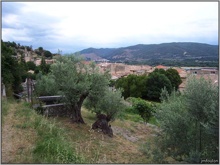 peyruis-vues10web.jpg - Vue sur le village et les Mées depuis le chemin du crouton et ses jardins