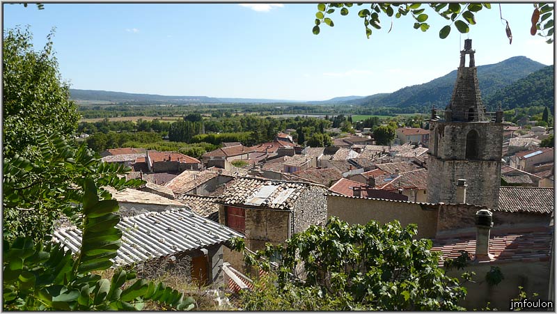 peyruis-vues18web.jpg - Vue sur le village depuis le bas de la montée du château