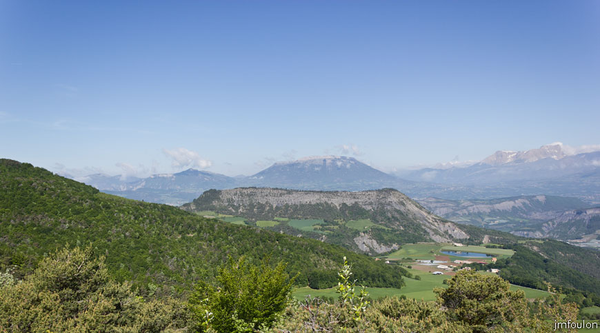 piegut-ct-colle-08web.jpg - Vue vers l'Ouest. Au loin en face Céüse (1827 m). A droite le Plateau et le pic de Bure. Respectivement 2585 m et 2709 m. Au centre au 1er  plan: la Cuérate (1196 m)
