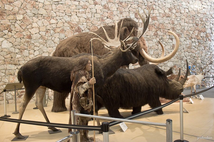 musee-005-2.jpg - A l'entrée du musée, nous sommes accueillis par quelques reprèsentants de l'ère préhistorique, un homme, un mégacéros, un rhinocéros laineux, un mammouth laineux, un tigre à dents de sabres et un renne