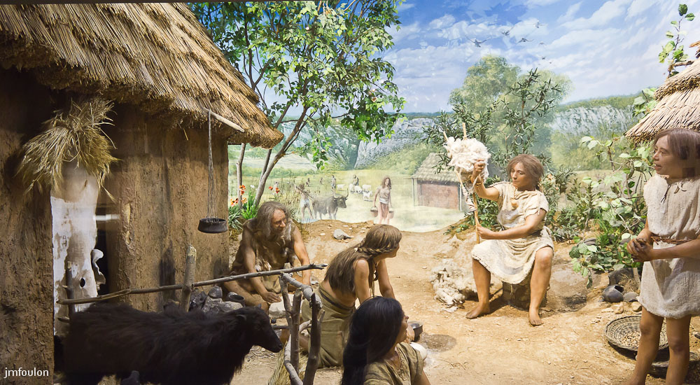 musee-036-2.jpg - Scène de la vie quotidienne dans un village au Néolithique (environ- 4000 ans avant J.C)