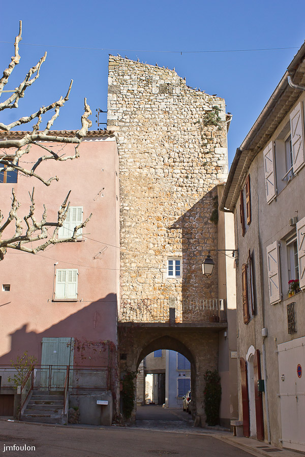 quinson-003.jpg - Quinson était au XVeme siècle une cité fortifiée (1419). Ici la porte donnant sur la rue des Deux Portails
