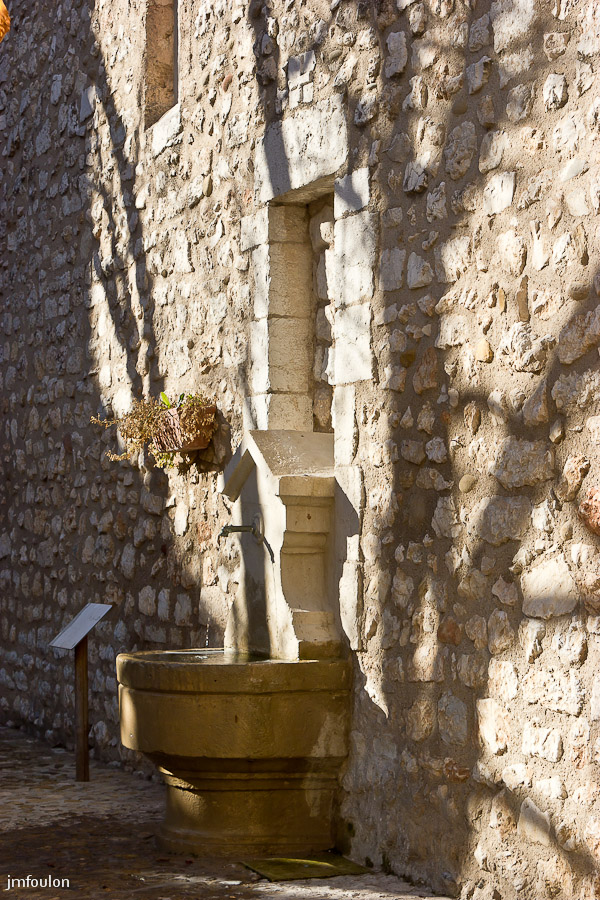 quinson-021.jpg - Fontaine sur le mur Est de l'église Notre Dame du Plan