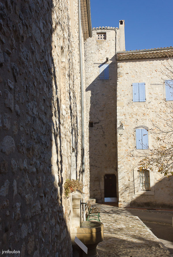 quinson-022.jpg - Dans le village médiéval. A gauche, le mur Est de l'église Notre Dame du Plan