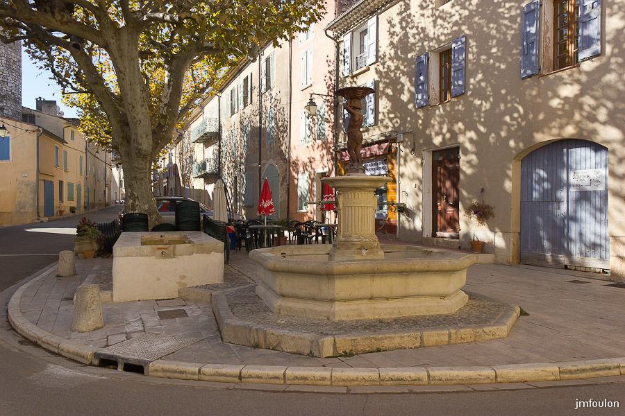 quinson-024.jpg - Le Cours National et sa fontaine