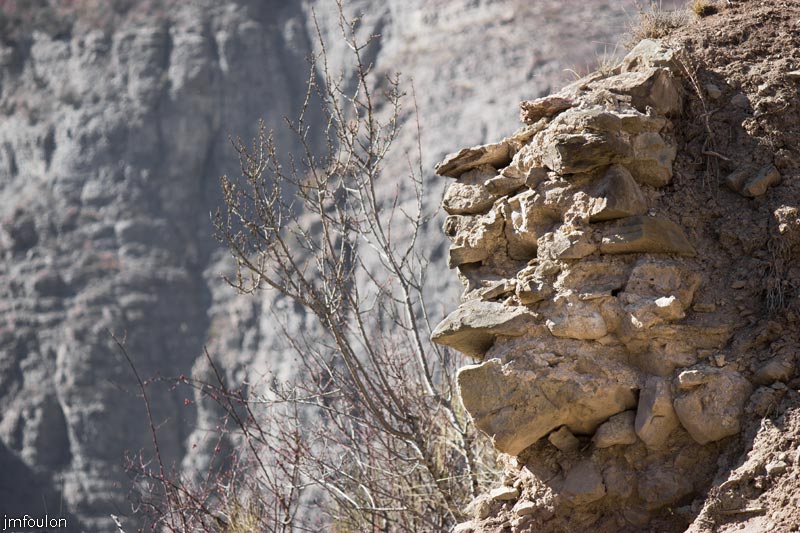 ravin-piche-40web.jpg - Vestiges de la maçonnerie de la plateforme qui portait la tour de guet sur la butte castrale (mur Sud)