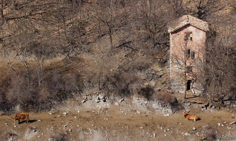ravin-piche-41web.jpg - Zoom sur un spendide cabanon à deux étages plus un pigeonnier depuis la butte castrale