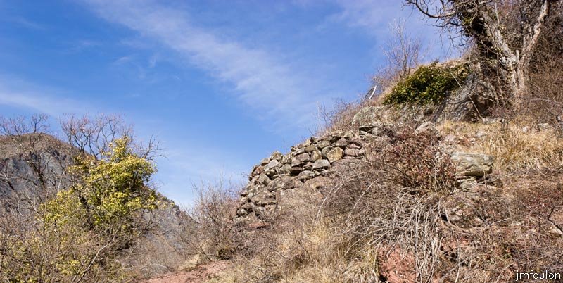 ravin-piche-49web.jpg - Vestiges de la maçonnerie de la plateforme qui portait la tour de guet sur la butte castrale (mur Est)