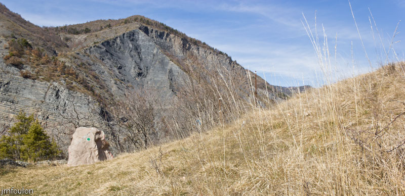 ravin-piche-50web.jpg - Le Rocher qui Parle sur la butte castrale. Plus d'infos sur le site des Hautes Terres de Provence: http://www.hautesterresprovence.com/office-tourisme/activites-loisirs/les-rochers-qui-parlent.php
