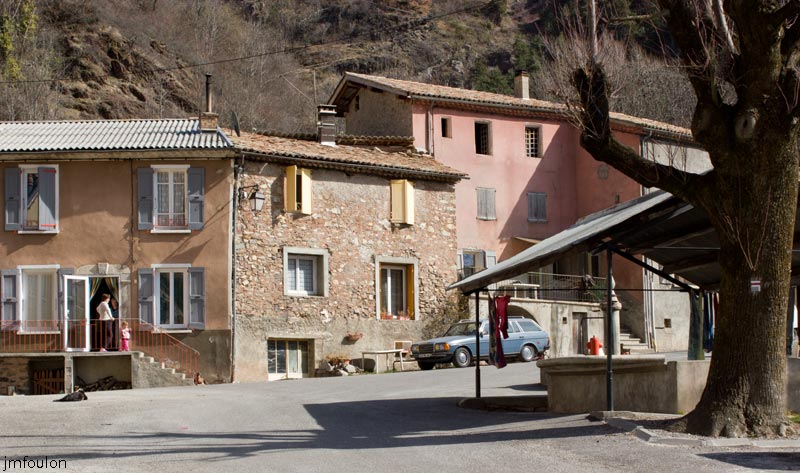 ravin-piche-57web.jpg - La place du village. Pour rejoindre le sentier que nous venons de parcourir, prendre à droite et tout droit jusqu'au bout de village