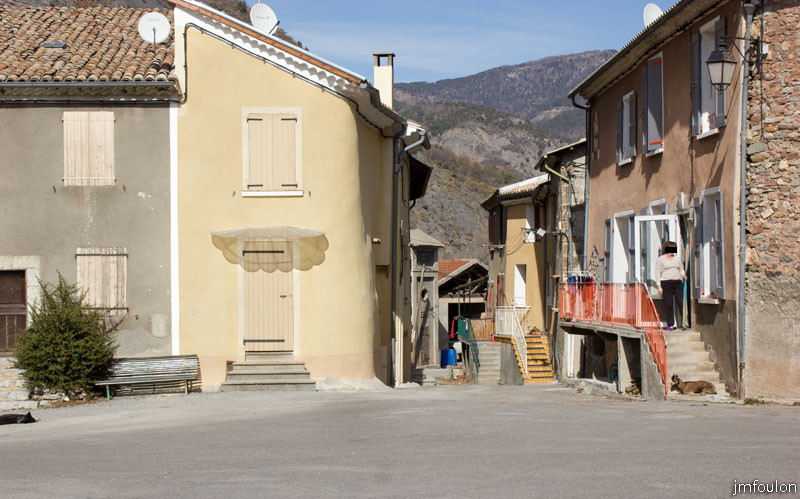 ravin-piche-58web.jpg - La place du village. Vue vers l'Ouest depuis la fontaine