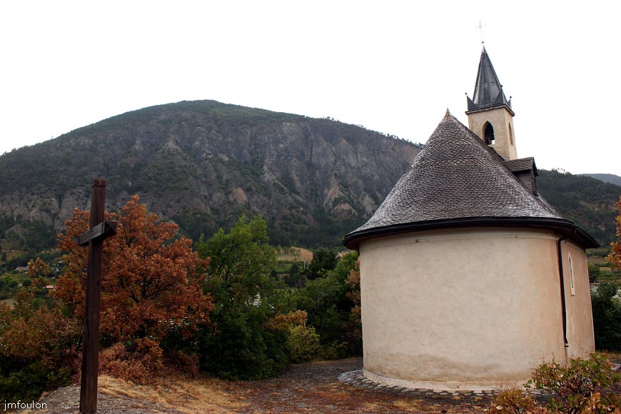remollon--st-roch-06web.jpg - Remollon - Chapelle Notre Dame de Clémence dite Saint Roch - Vue sur l'arrière de la chapelle en cul de four. On remarque sur la superbe toiture d'ardoise un chien assis à l'Est