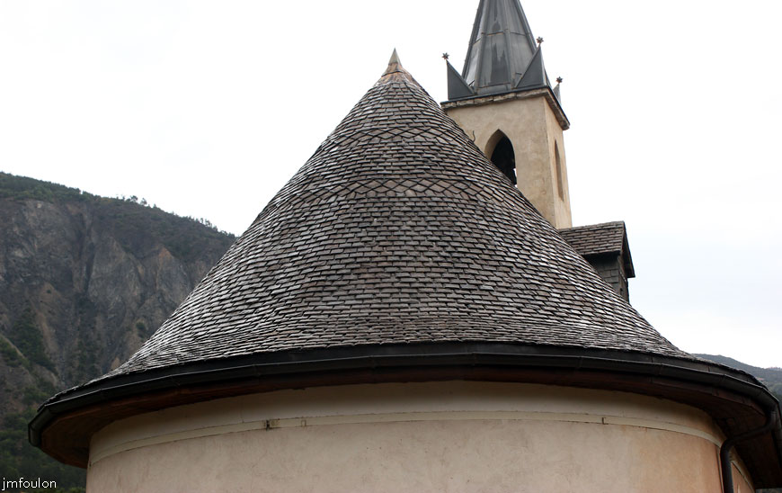 remollon--st-roch-07web.jpg - Remollon - Chapelle Notre Dame de Clémence dite Saint Roch - Détail de la toiture à l'arrière de la chapelle. Un travail remarquable !