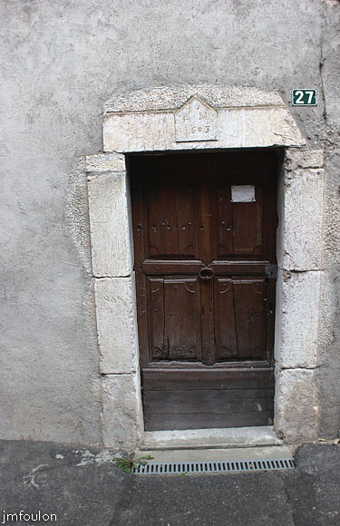 remollon-40web.jpg - Remollon la Bourgade -  Toujours dans cette ruelle, entrée de maison datée de 1603
