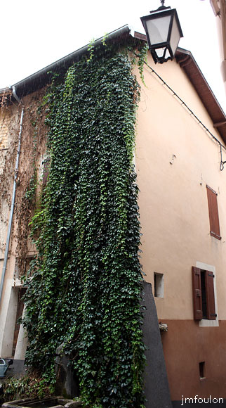 remollon-43web.jpg - Remollon la Bourgade -  Au dessus de la fontaine le mur de cette maison est couvert d'une splendide vigne vierge