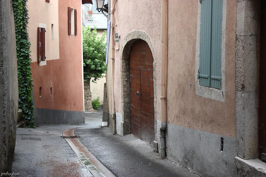 remollon-47web.jpg - Remollon la Bourgade -   Rue du Général Colomb  - A droite, une belle porte cochère