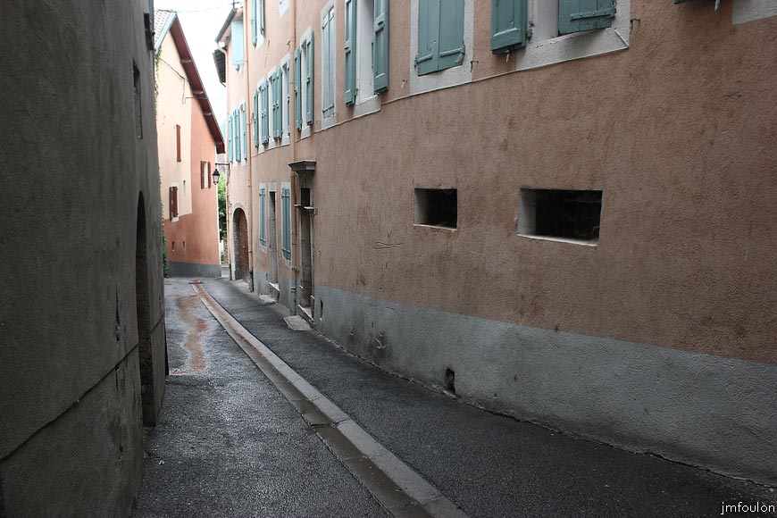 remollon-49web.jpg - Remollon la Bourgade -   Rue du Général Colomb  - Cette rue part de la place St Sébastien (en bas au fond) d'ou nous venons et rejoind la D 900b