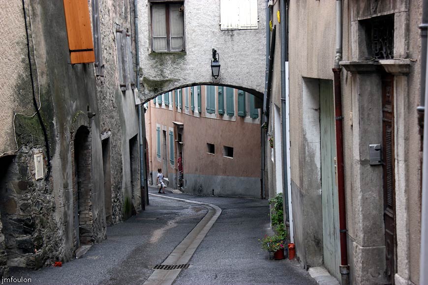 remollon-55web.jpg - Remollon la Bourgade - Rue du Général Colomb - Autre vue sur la rue vers le Sud d'ou nous venons. La maison-pont