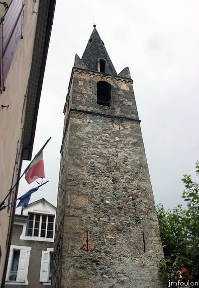 remollon-64web.jpg - Remollon la Bourgade - Le clocher avec sa flèche et ses quatres pyramidons, typique des Hautes-Alpes