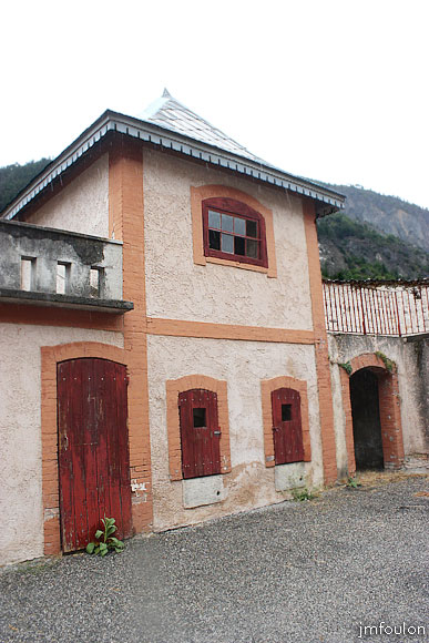 remollon-66web.jpg - Remollon la Bourgade - Continuité des étables à l'Est. On y mettait cochons et vollailles