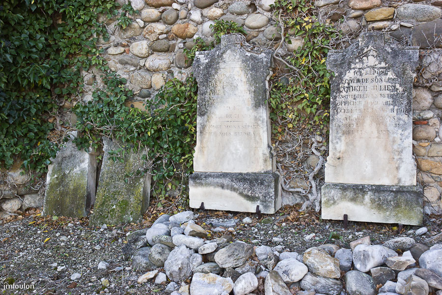 eglise-st-clement-030-2.jpg - Salignac -  Eglise Saint Clément  - Pierres tombales