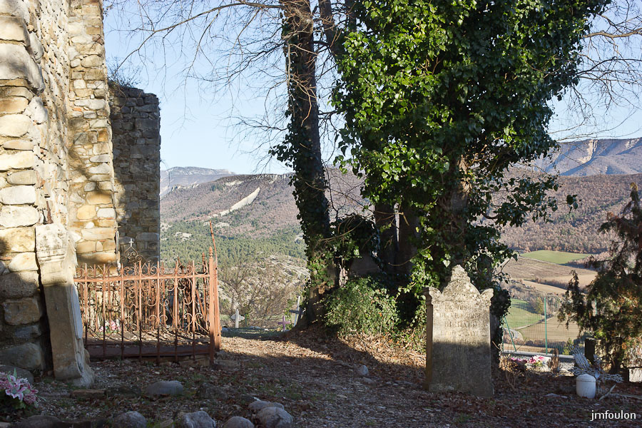 eglise-st-clement-033-2.jpg - Salignac -  Eglise Saint Clément  - Autre vue du cimetière