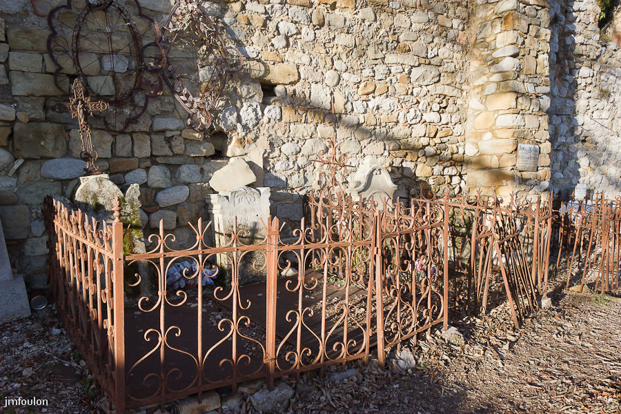 eglise-st-clement-040-2.jpg - Salignac -  Eglise Saint Clément  - Autre vue du cimetière