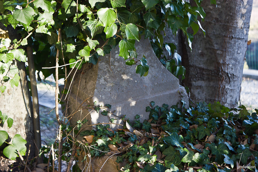 eglise-st-clement-044-2.jpg - Salignac -  Eglise Saint Clément  - Pierre tombale