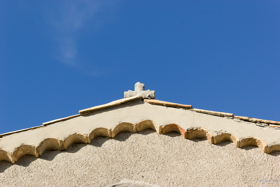 eglise-st-joseph-003-2.jpg - Salignac- Chapelle Saint Joseph - Petite croix en ciment sur le fait