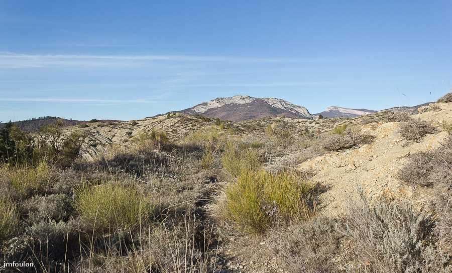 vx-salignac-008.jpg - Au loin au centre, la montagne de la Baume (1147 m) et à droite la montagne de Gache (1334 m)