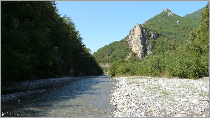 sasse-chateau-29web.jpg - Le lit du torrent et à droite les rochers de Hongrie