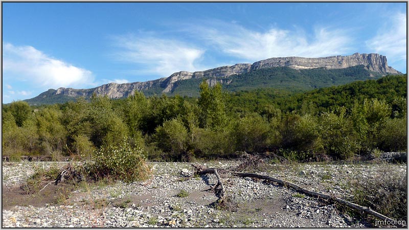 sasse-32web.jpg - Le Sasse et la majestueuse montagne de Gache