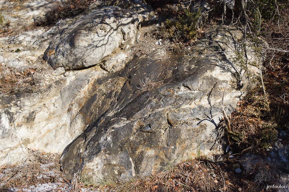 tr-baume-016-2.jpg - La roche en bordure de la route au niveau du pont de l'Artilleur