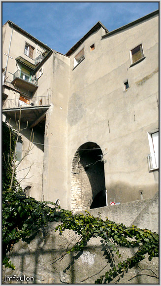 rue-ft-chaude-08web.jpg - Porte de Fonts Chaudes - Vue du côté sud de la porte depuis la rue Du Bourg Reynaud