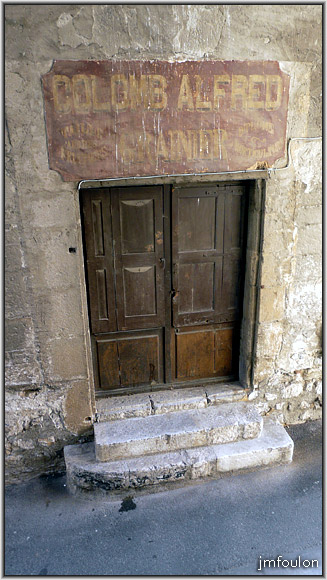 rue-ft-chaude-18web.jpg - Ancienne boutique de Colomb Alfred, grainier de son état sous la porte de Fonts Chaudes