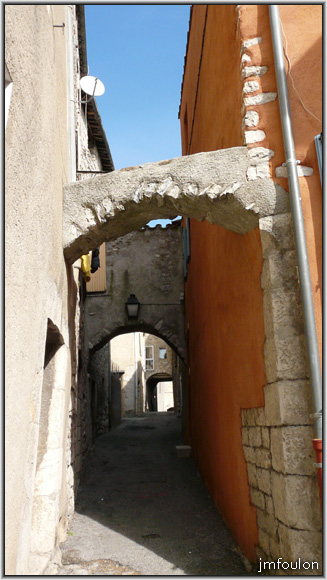 rue-gd-couvert-02web.jpg - Rue du Grand Couvert - Des arcs de pierre maintiennent les façades de par et d'autre de la rue. Au fond, le 1er couvert de la rue.