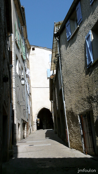 rue-glissoir-01web.jpg - Rue du Glissoir (XIIIème) - Nous voici dans la rue du Glissoir qui débute une fois passée la porte de la Nière,  (Voir la galerie "Sisteron - Jalet - Rieu") et débouche, la haut derrière le couvert, rue Mercerie