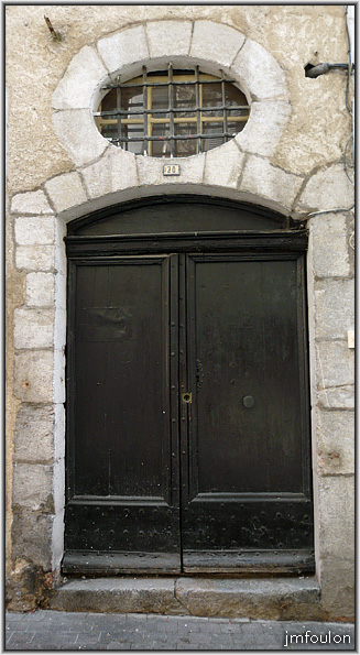rue-mercerie-15web.jpg - Rue Mercerie - Superbe ensemble d'une porte ornée d'un imposant oculus centré et intégré au linteau