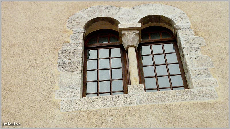 rue-mission-15web.jpg - Rue de la Mission - Détail de cette fenêtre et de son pilier doté d'un chapiteau assez dépouillé