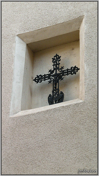 rue-mission-16web.jpg - Rue de la Mission - Cette façade comporte également une niche dans laquelle se trouve une croix de fer