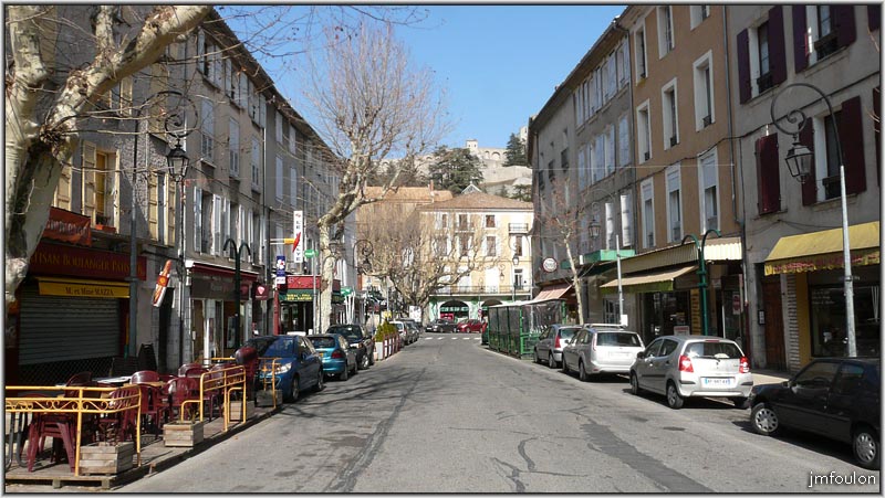 rue-provence-01web.jpg - Nous voici dans la rue de Provence. Cette rue se trouve hors les murs. Le rempart est de la ville close se trouvait à la place des maisons de droite et venait se souder à la citadelle que l'on aperçois au loin. Au bout de la rue, se trouvait la Porte de Provence, principal accès à la ville pour les gens venant du sud