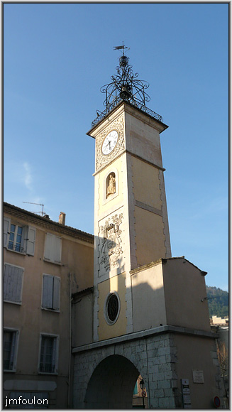 tour-horloge-03web.jpg - L'Horloge - C'est le spécialiste colmarien Jean Hugon qui a construit le mécanisme de l'horloge. Au XVIIIe siècle on remplace le mécanisme d'origine par une horloge à pendule. Le campanile date de 1839. Ruinée au siècle suivant, elle est reconstruite en 1890 au même endroit.