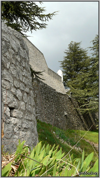 citadelle-ext-01web.jpg - Citadelle Extérieur Sud - Le bastion du Roy et son échauguette. Au 1er plan, le mur du l'esplanade qui donne sur une porte permettant d'entrer dans la citadelle par le sud. (Voir Citadelle de Sisteron - galerie N°2 - Les enceintes sud)