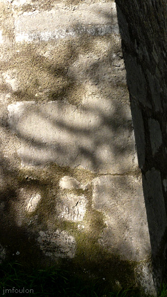citadelle-ext-10web.jpg - Citadelle Extérieur Sud - Détail d'un chaînage d'angle au pied du mur de l'esplanade