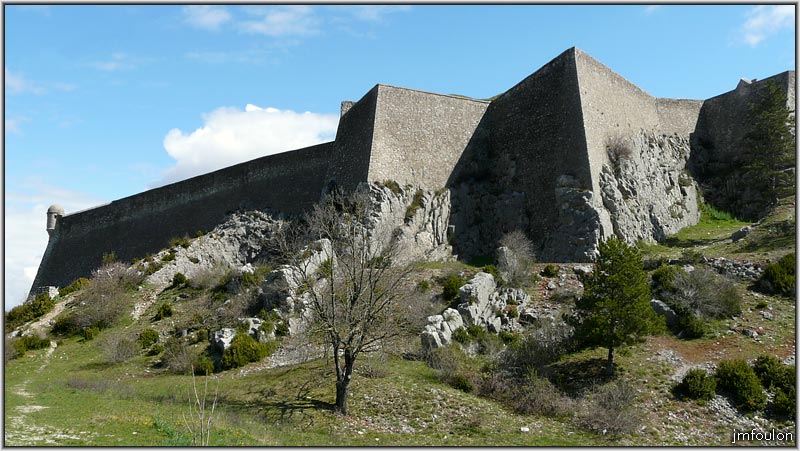 citadelle-ext-20web.jpg - Citadelle Extérieur Ouest - La partie ouest du bastion du Buech et son échauguette nord-ouest