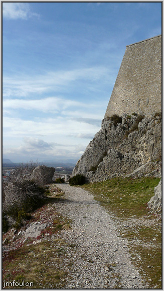 citadelle-ext-25web.jpg - Citadelle Extérieur Ouest - Une partie du chemin qui permet de cheminer au pied de la citadelle (vue vers le nord)