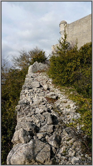 citadelle-ext-29web.jpg - Citadelle Extérieur Ouest -  Sentier bâti du grosses pierres qui méne depuis l'Est du collet au pied des remparts ouest du bastion du Buech