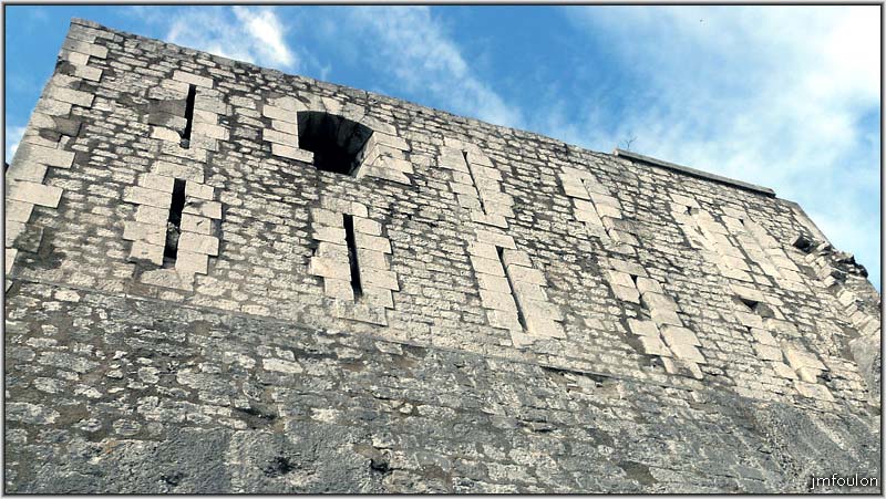 citadelle-ext-60web.jpg - Citadelle Extérieur Est - Petit bastion qui protégeait l'accès à l'escalier souterrain de la citadelle. Il était accolé à la porte du Dauphiné (autre vue)