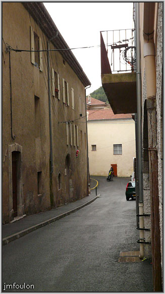 rue-jalet-couvent-01web.jpg - Rue du Jalet - Vue depuis la rue Droite. A gauche le couvent des Clarisses ou  abbaye de Sainte Claire (1285)