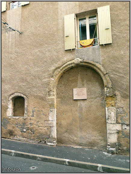 rue-jalet-couvent-02web.jpg - Rue du Jalet - Porte de l'eglise de l'ancien couvent des Clarisses fondé en 1285 par Garsende de Sabran. Il fût  fermé en1750